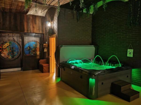 Ernests' unique townhouse with sauna, hot tub and free parking